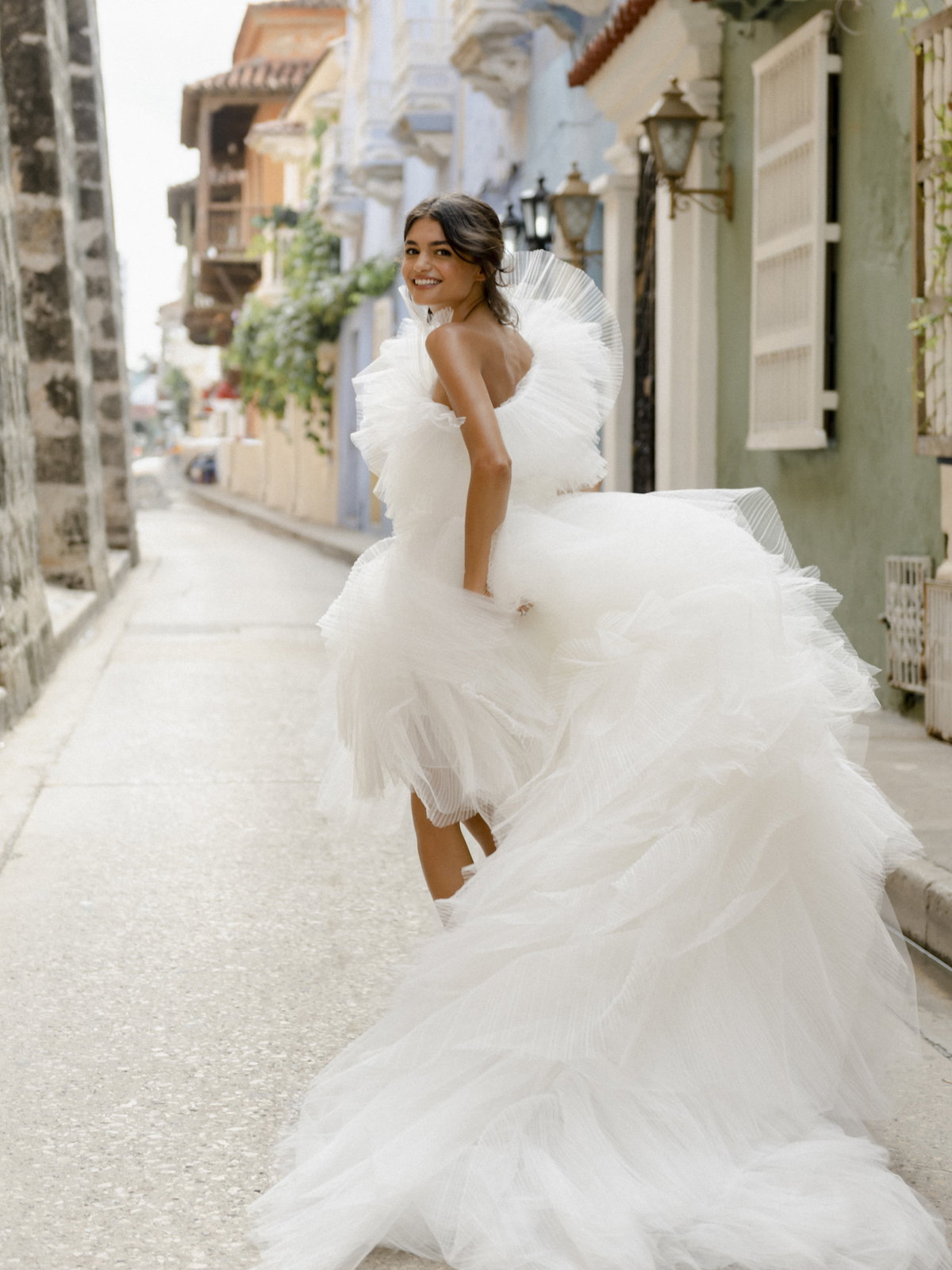 Frau in weißem Brautkleid