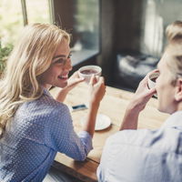 Gesprächsthemen beim Date: So entgehst du peinlichen Pausen