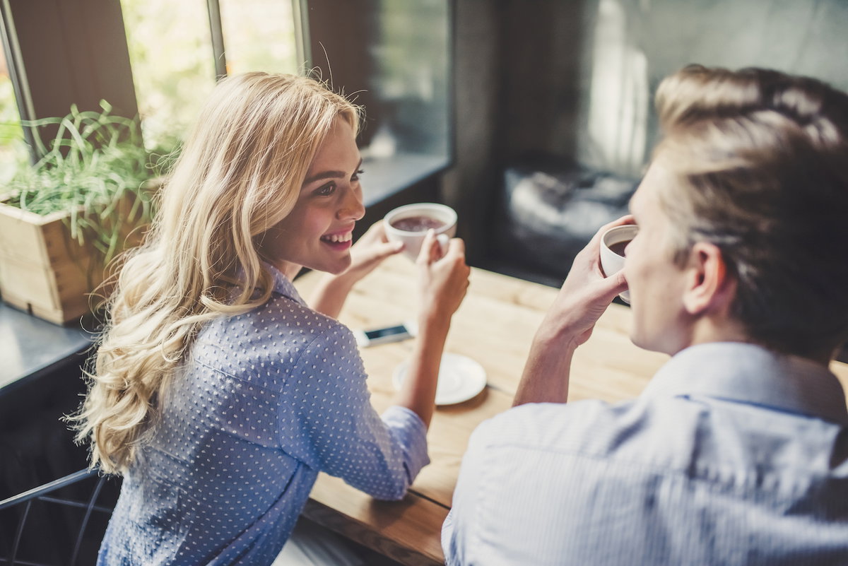 Erstes Date im Café