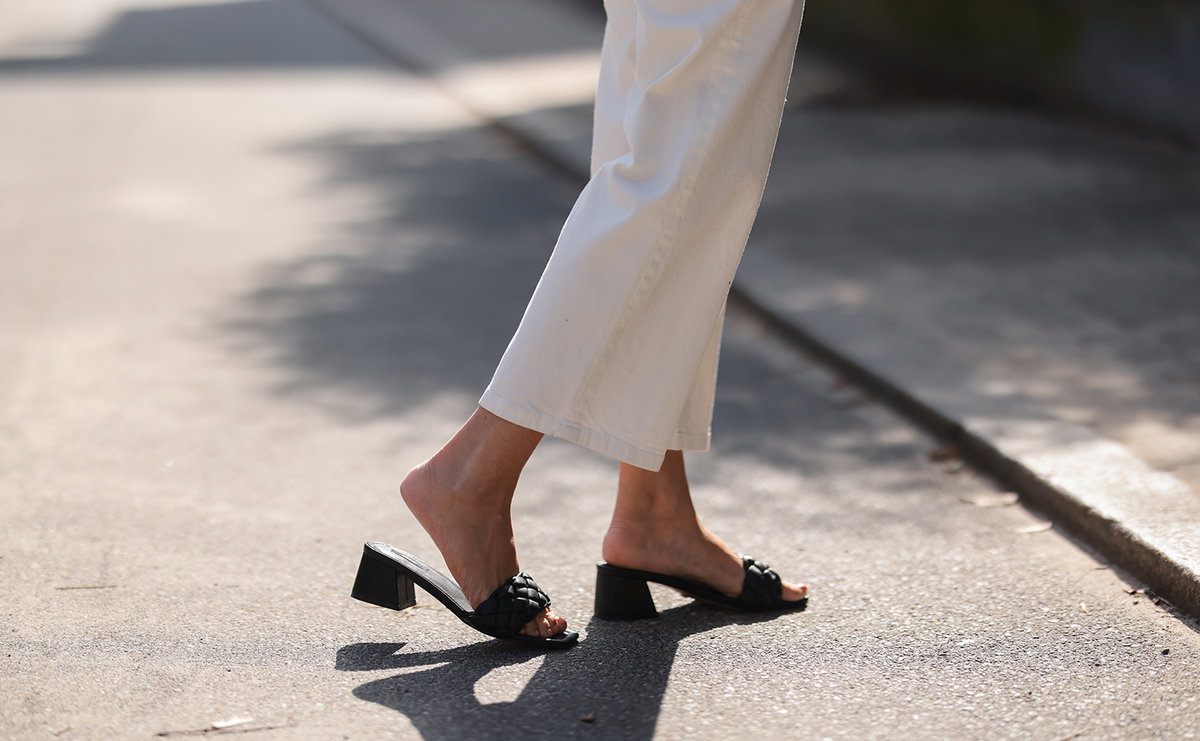Frau in schwarzen Sandalen