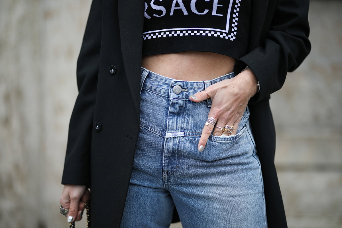 Frau trägt eine Jeans von Closed