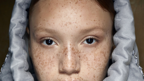 Henna Sommersprossen: So gelingen die Fake Freckles