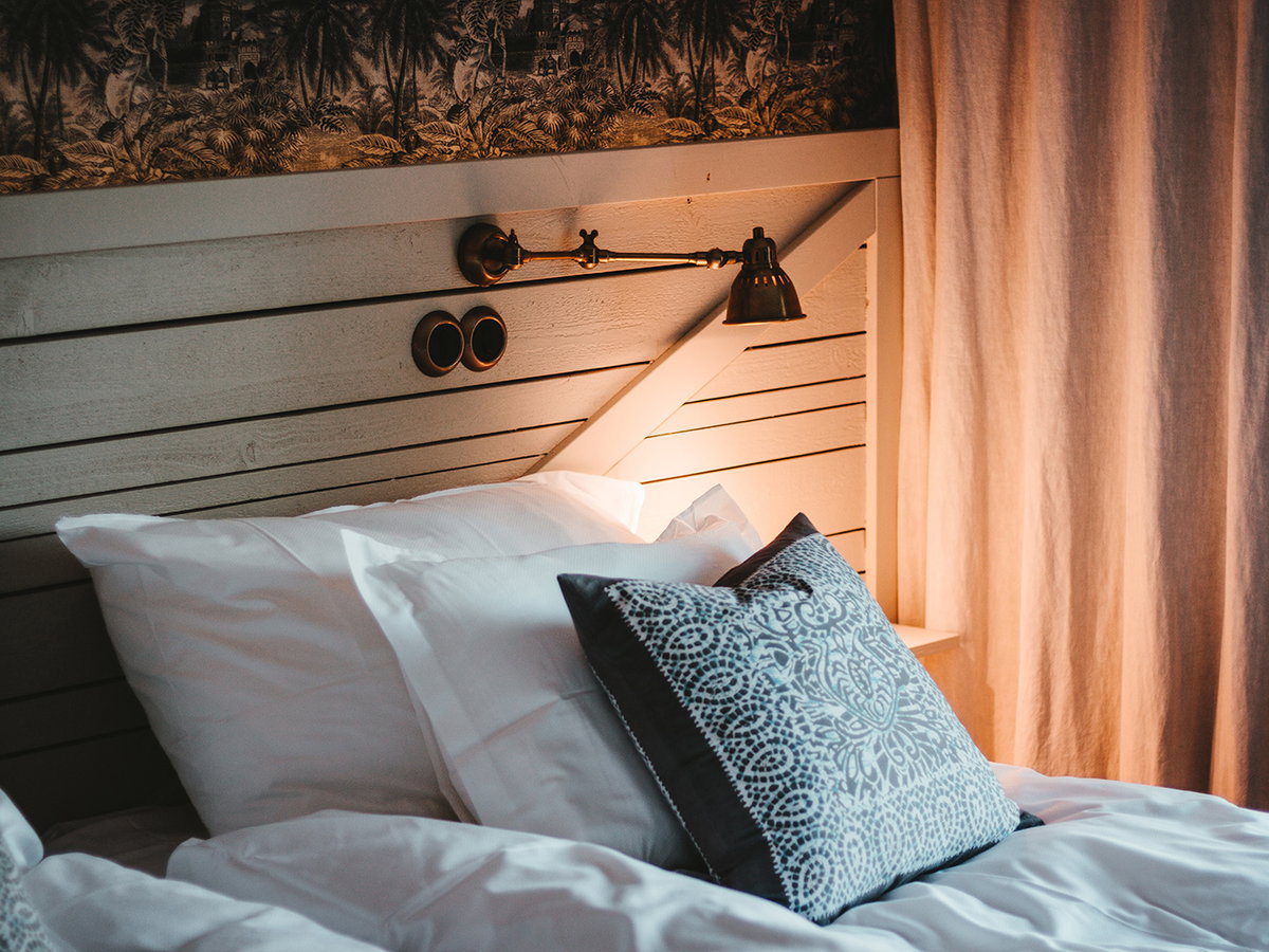 Bett mit gemütlichem Licht