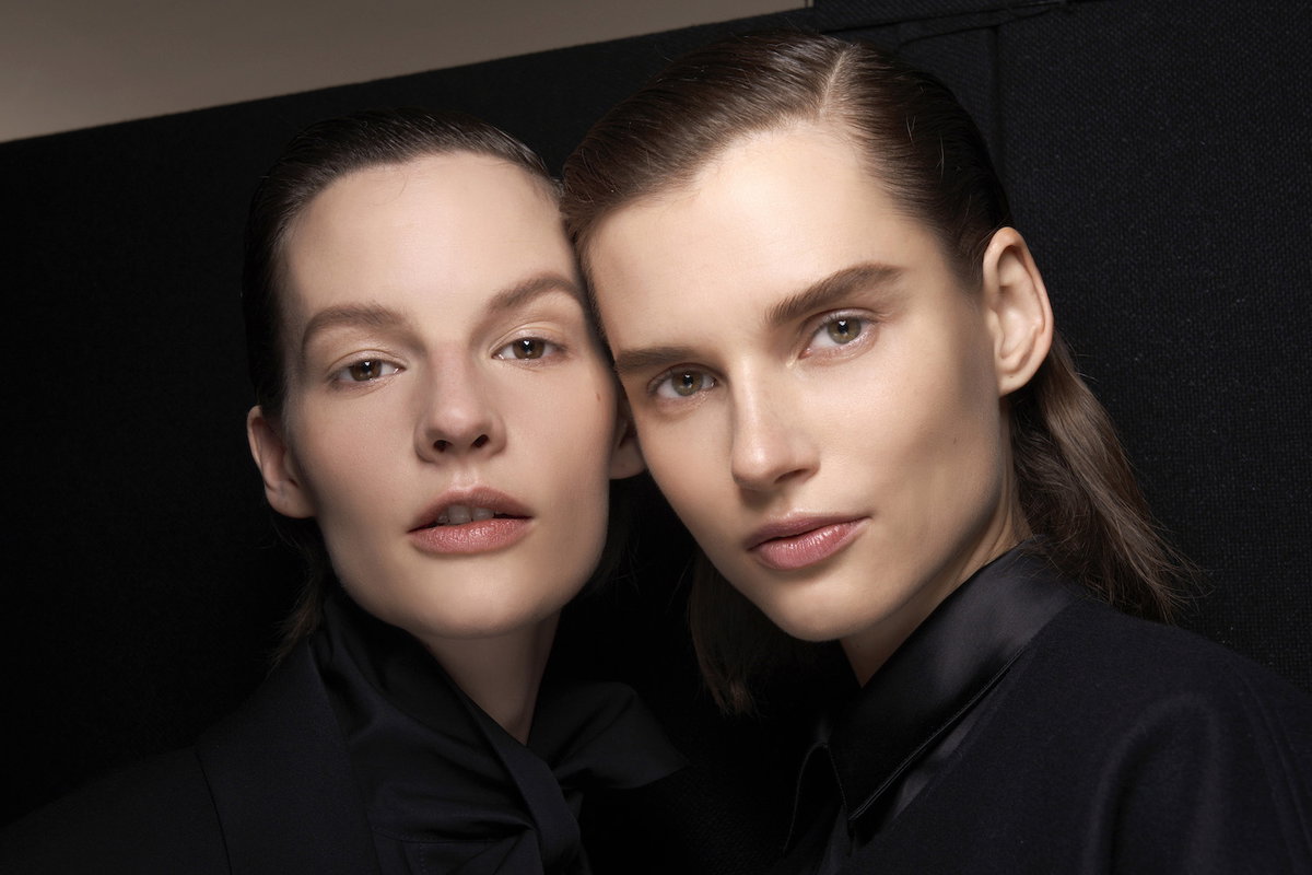 Zwei Models mit reiner Haut