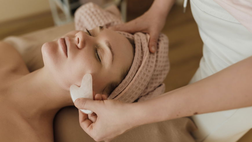 Gua Sha Stein: Alles, was ihr über die Wirkung und Anwendung wissen müsst