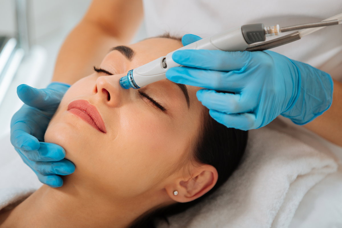 Frau lässt sich mit einem Hydrafacial behandeln