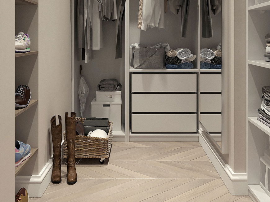 Offener Kleiderschrank mit Kleidung