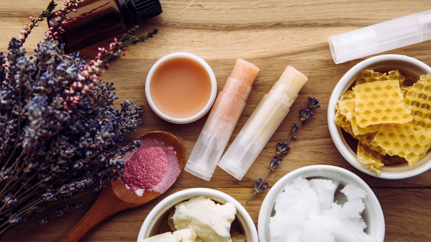 Lippenbalsam selber machen: 3 pflegende DIY-Rezepte