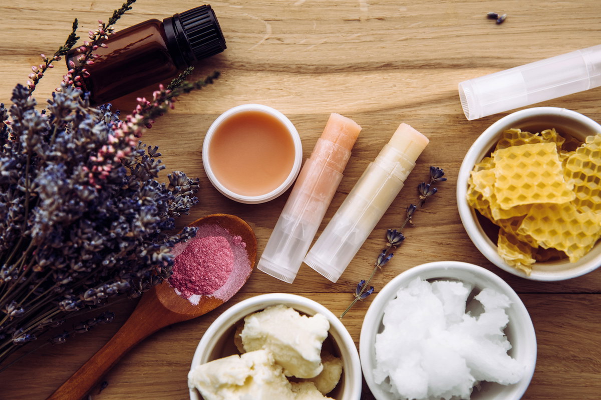 Lippenbalsam selber machen mit verschiedenen Zutaten