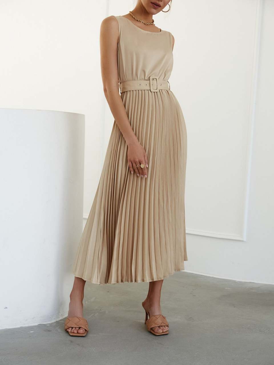 Frau in Kleid mit Gürtel