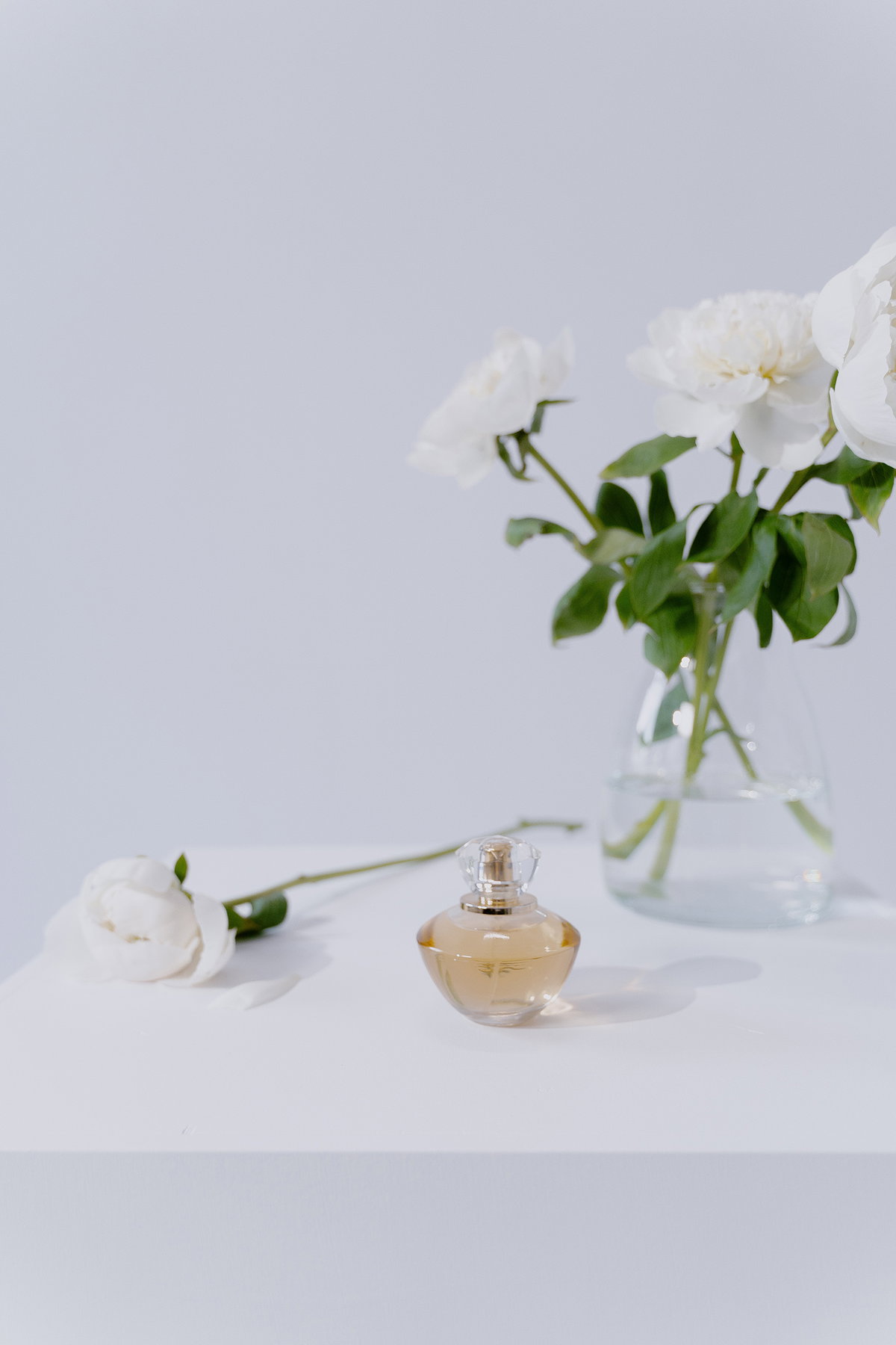 Parfum steht auf einer Tisch
