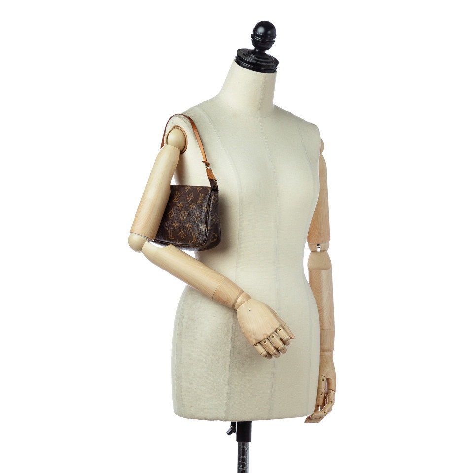 Pochette Accesoire am Arm einer Puppe