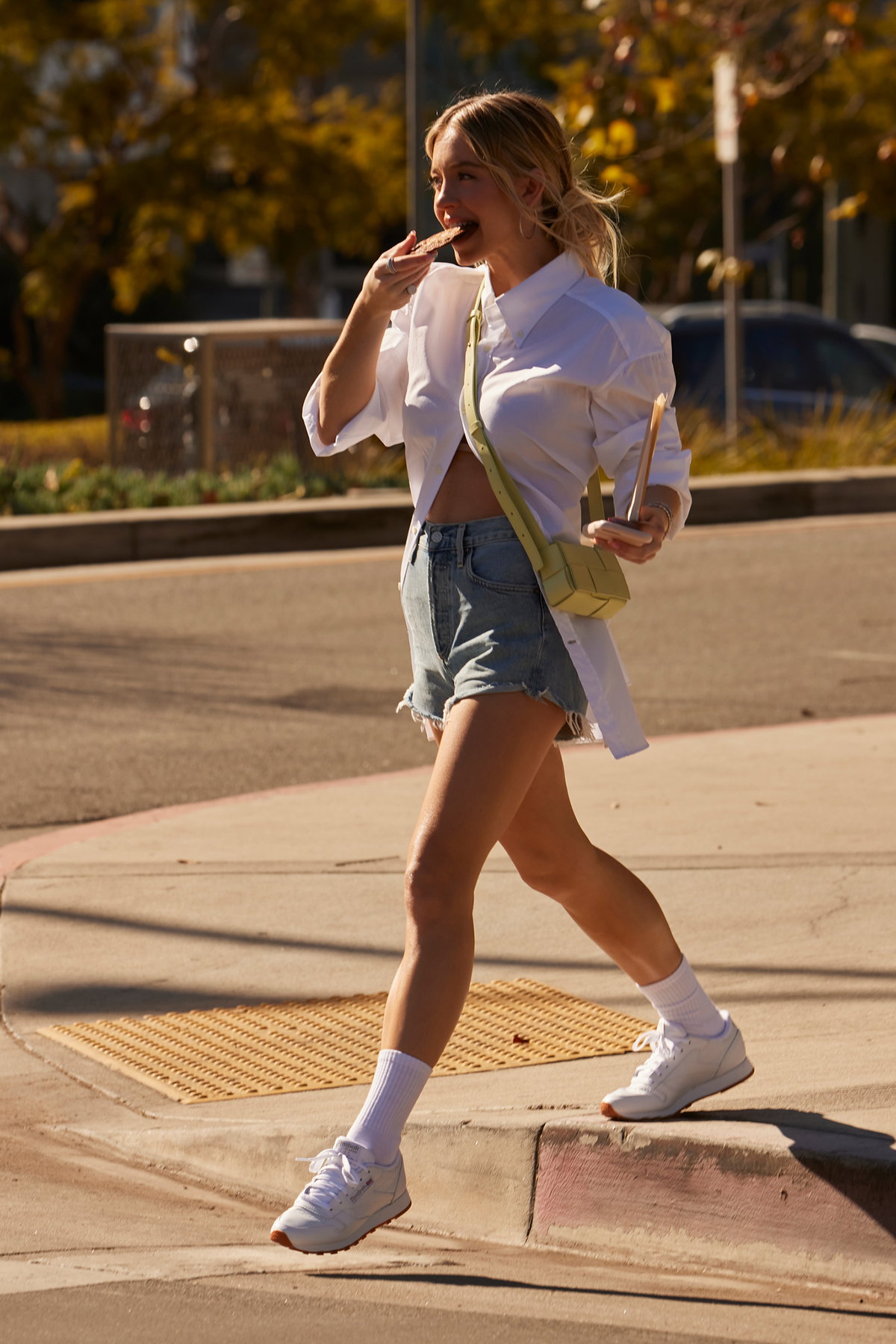 Sydney Sweeney trägt weißen Reebok Sneaker