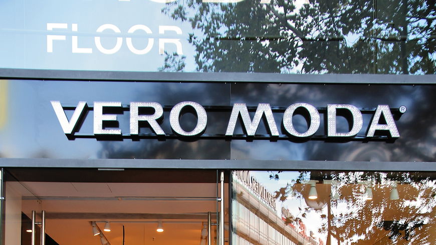 Kleider-Trends 2022: Dieses Modell von Vero Moda tragen wir jetzt rauf und runter
