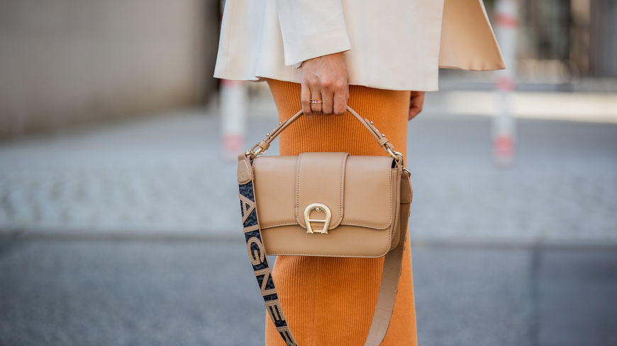 Taschen 2022: Wir lieben diese reduzierte Schultertasche von Aigner für den Sommer
