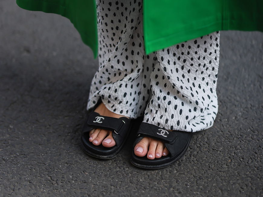 French Nails Füße: So gelingt die beliebte Pediküre