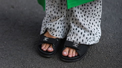 French Nails Füße: So gelingt die beliebte Pediküre 