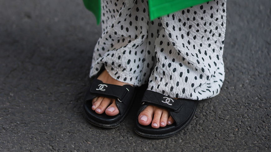 French Nails Füße: So gelingt die beliebte Pediküre 