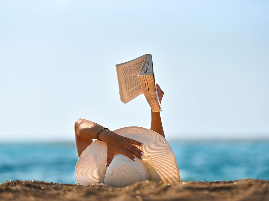 Bücher: 3 Liebesromane, die du im Sommer 2023 in deinen Urlaubskoffer packen solltest