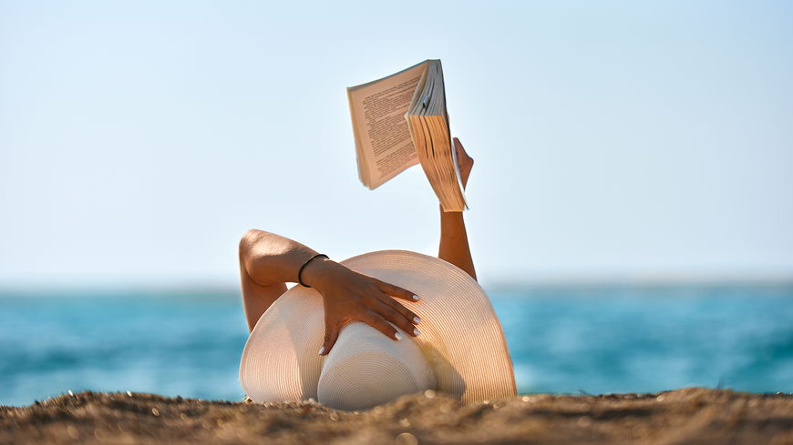  3 Liebesromane, die du im Sommer 2023 in deinen Urlaubskoffer packen solltest