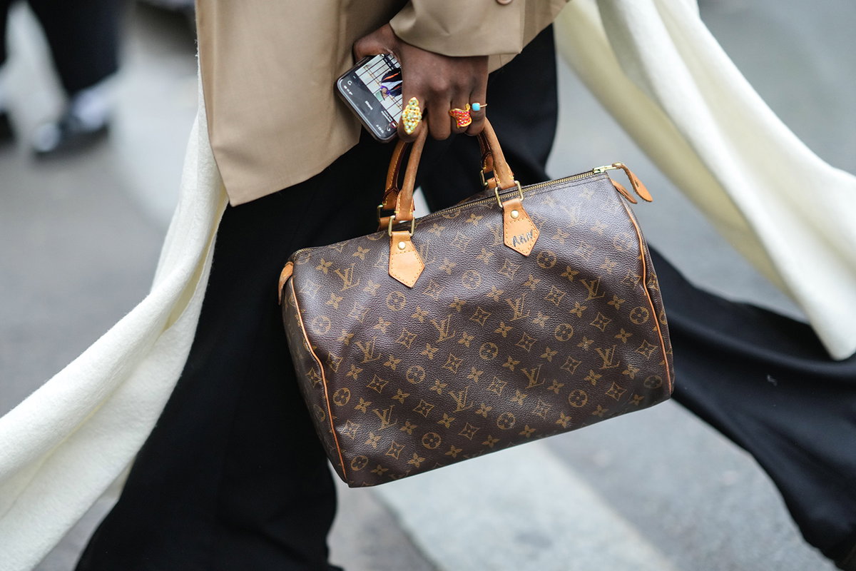 Frau mit Speedy von Louis Vuitton