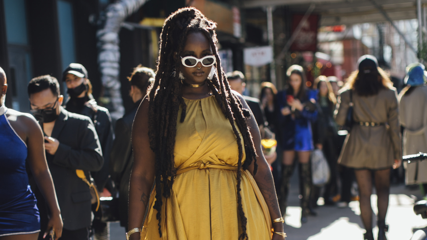 Kleider-Trends 2022: 3 Gute Laune-Modelle für Curvy-Frauen, die angesagt sind
