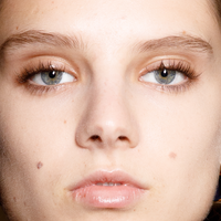 Concealer 2022: Dieses günstige Produkt kaschiert Falten und glättet sie langfristig