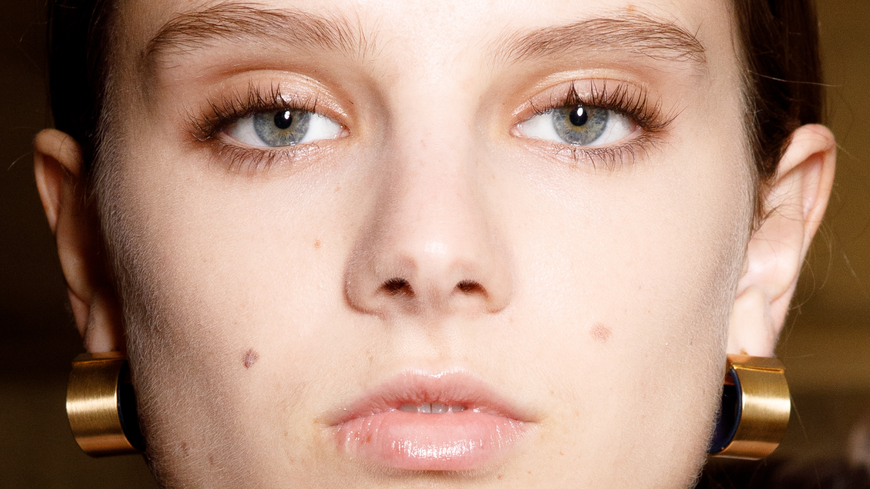 Concealer 2022: Dieses günstige Produkt kaschiert Falten und glättet sie langfristig