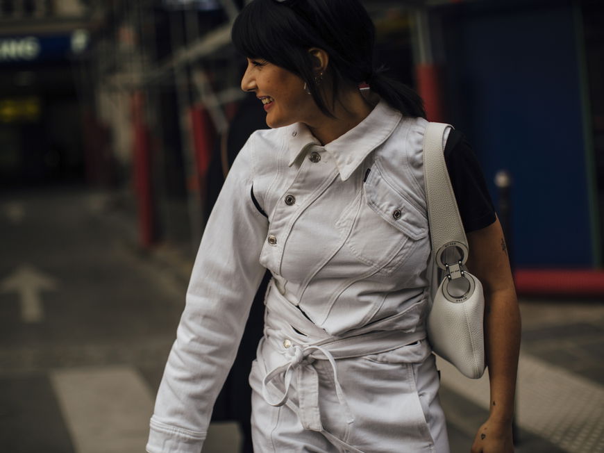 Frau Streetstyle weiße Jeansjacke