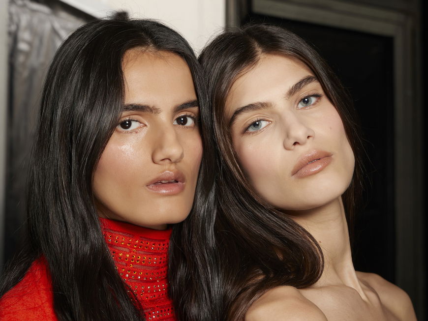 Zwei Models brünett backstage
