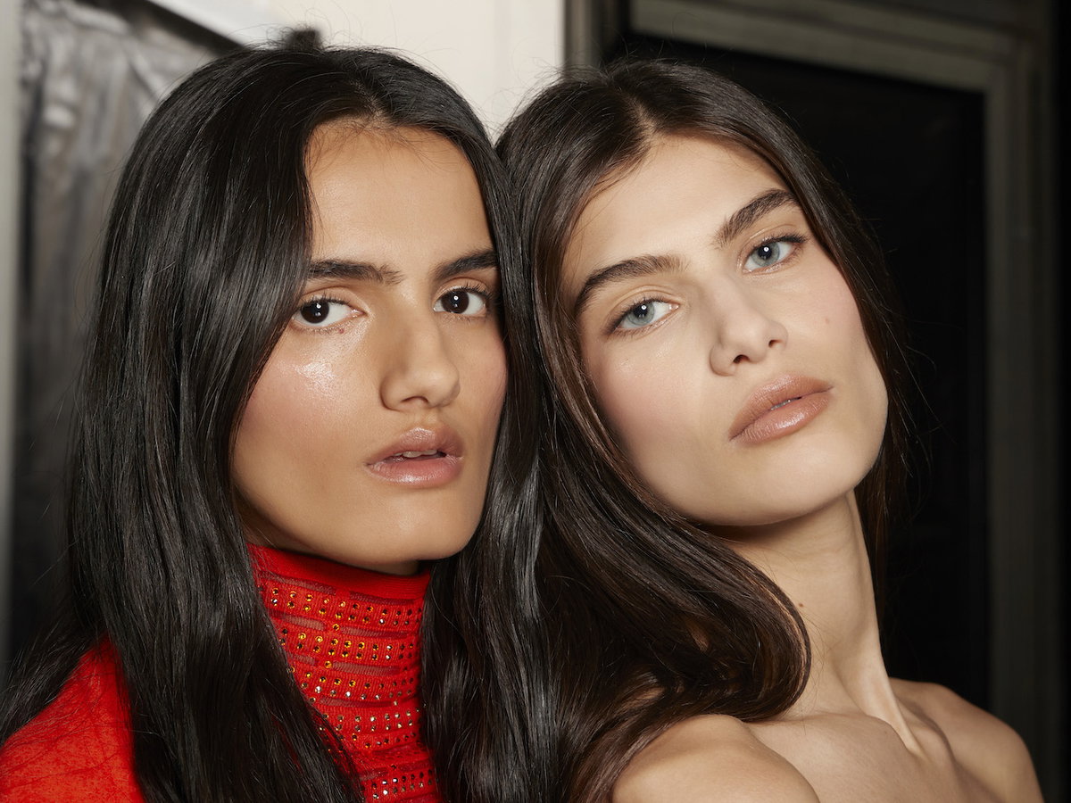 Zwei Models brünett backstage