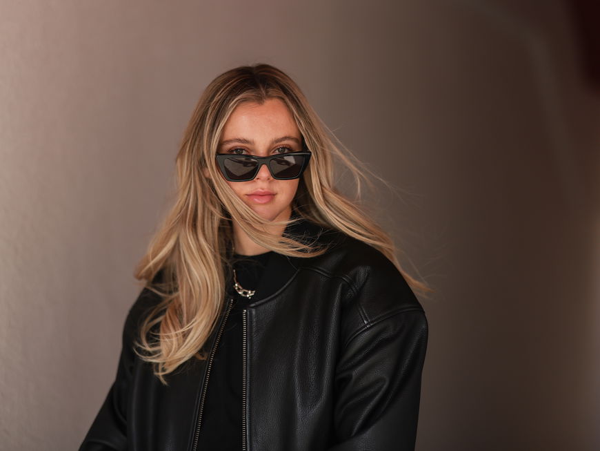Isabell Hartmann mit Lederjacke und Sonnenbrille
