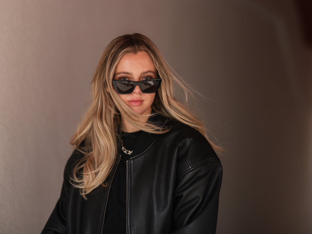 Isabell Hartmann mit Lederjacke und Sonnenbrille