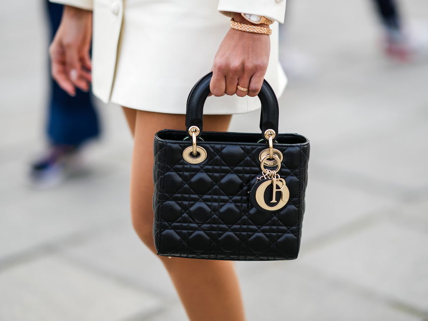 Schwarze Lady Dior Bag mit goldenen Details