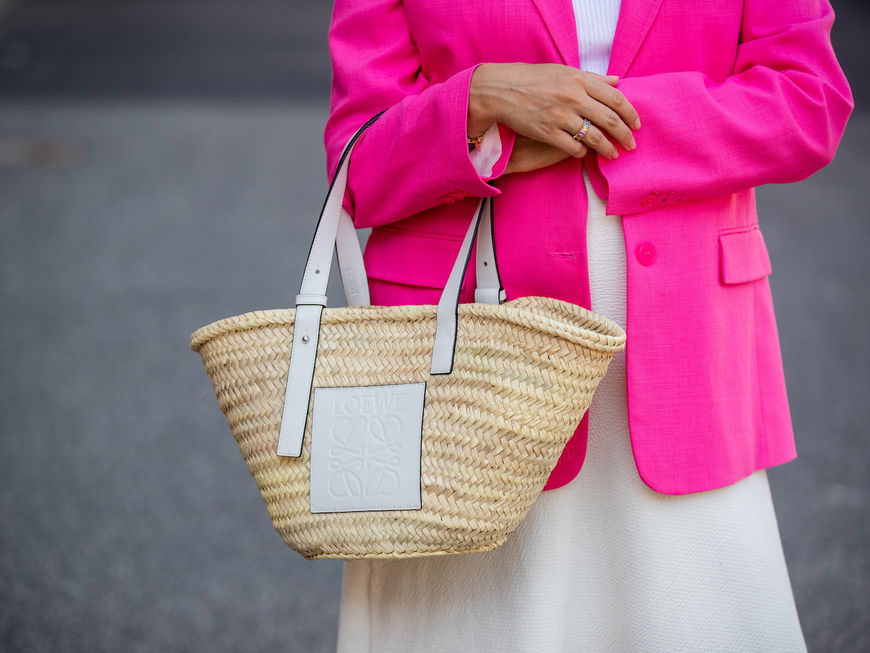Weisse Loewe Tasche mit pinken Blazer kombiniert