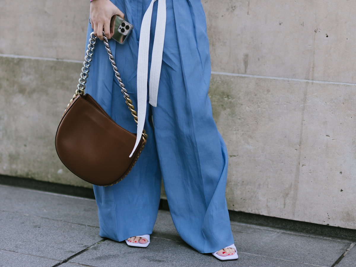 Stella McCartney Tasche in Kombination mit blauer Hose