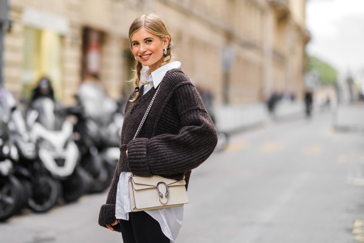 Xenia Adonts Streetstyle mit weißer Dionysus Tasche
