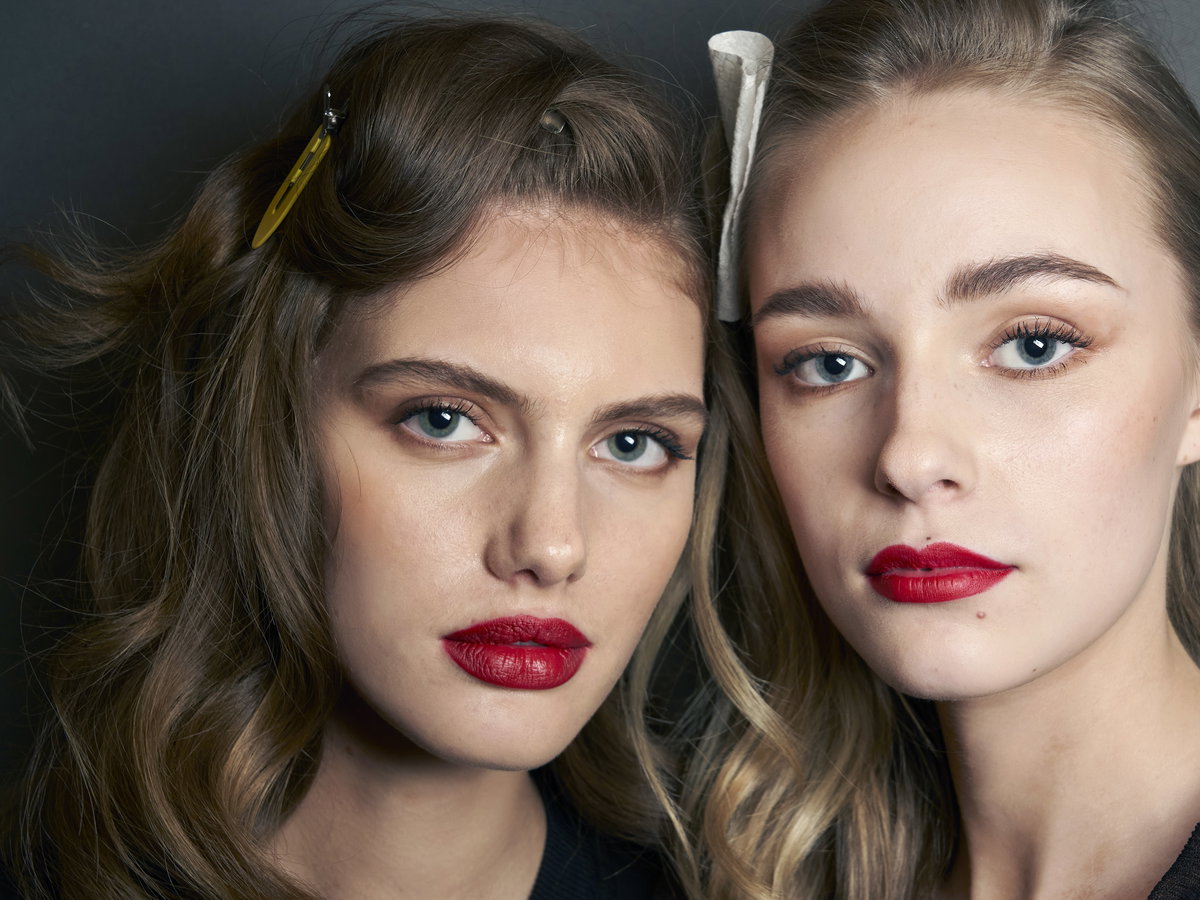 zwei Frauen Make-Up Bronzer Nahaufnahme