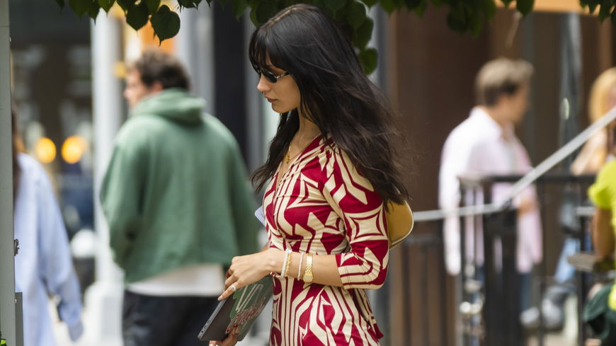 Mode-Trends 2022: Bella Hadid trägt dieses schöne Wickelkleid – hier bekommt ihr 4 ähnliche Dresses