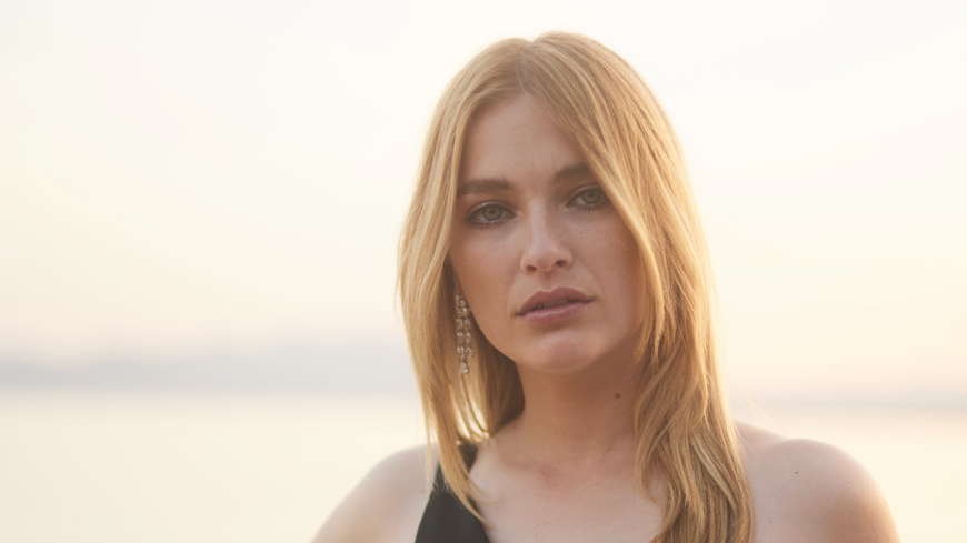 "Emily in Paris"-Star verrät ihr Beauty-Geheimnis für eine schöne Haut