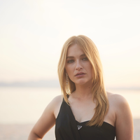 "Emily in Paris"-Star verrät ihr Beauty-Geheimnis für eine schöne Haut