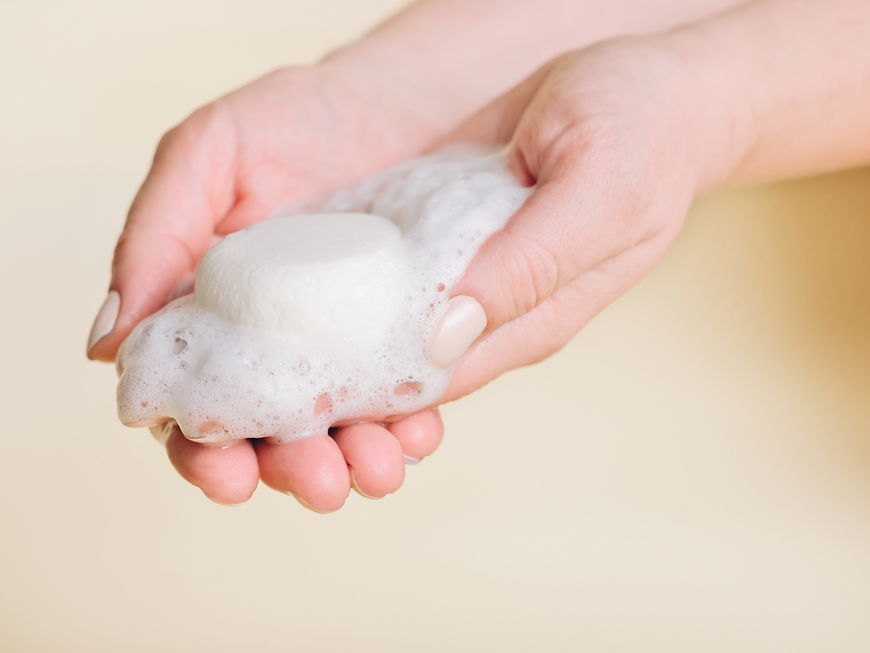 Festes Shampoo schäumt in der Hand