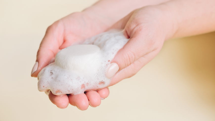 Festes Shampoo selber machen: So einfach gelingt die nachhaltige Alternative zu Hause 
