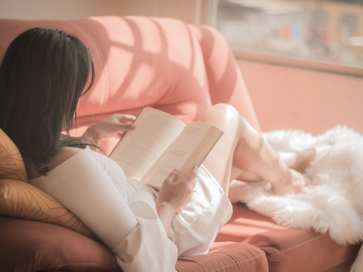 Frau liest Buch
