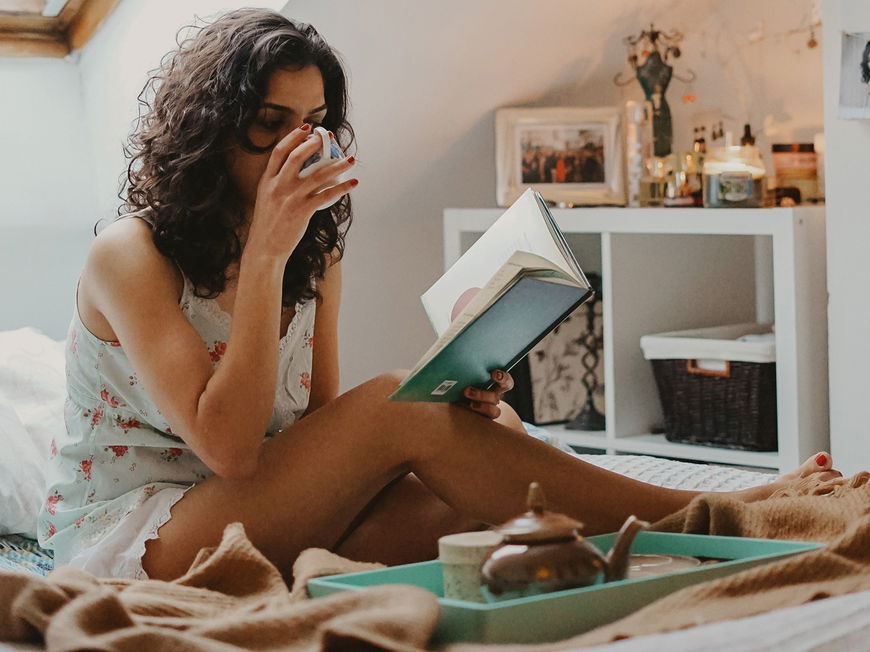 Bücher-Trends 2022: 3 neue Liebesromane, die perfekt für Winterabende sind