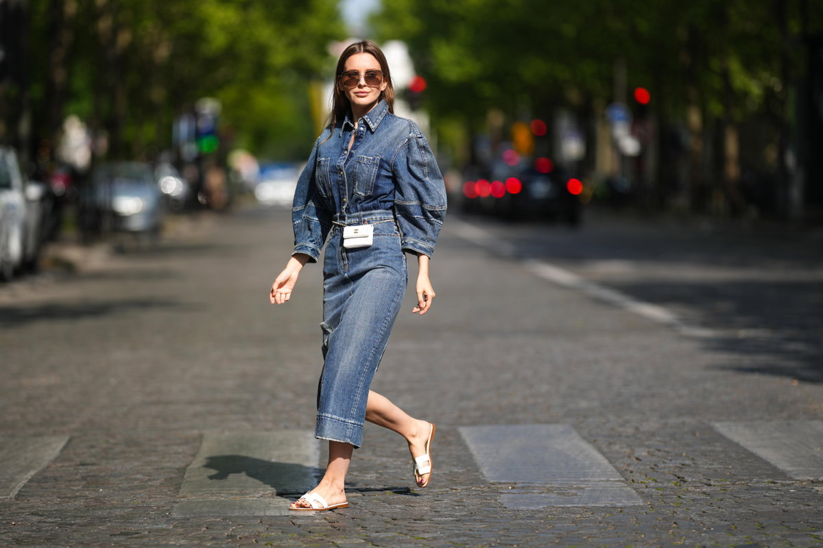 Frau Jeans Overall Sandale weiß Sonnenbrille Streetstyle