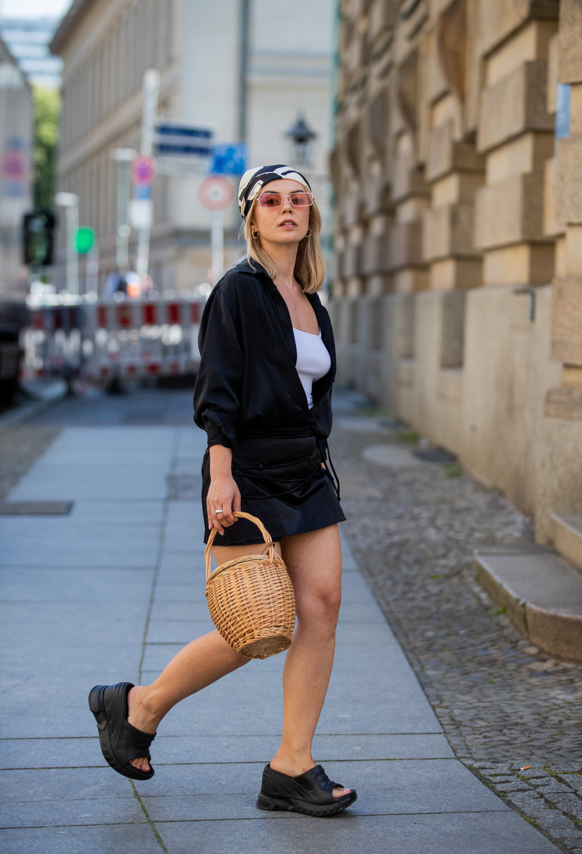 Frau trägt schwarzes Outfit Streetstyle