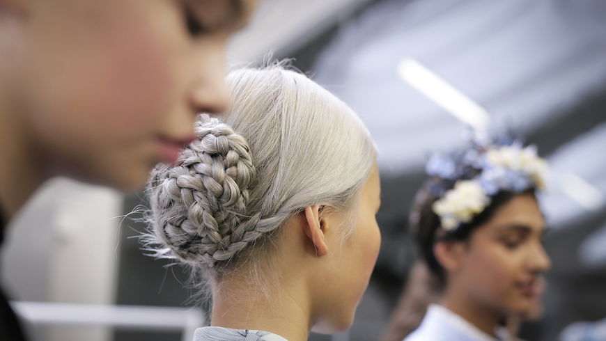 Graue Haare mit 20: Die Gründe für graue Haare im jungen Alter