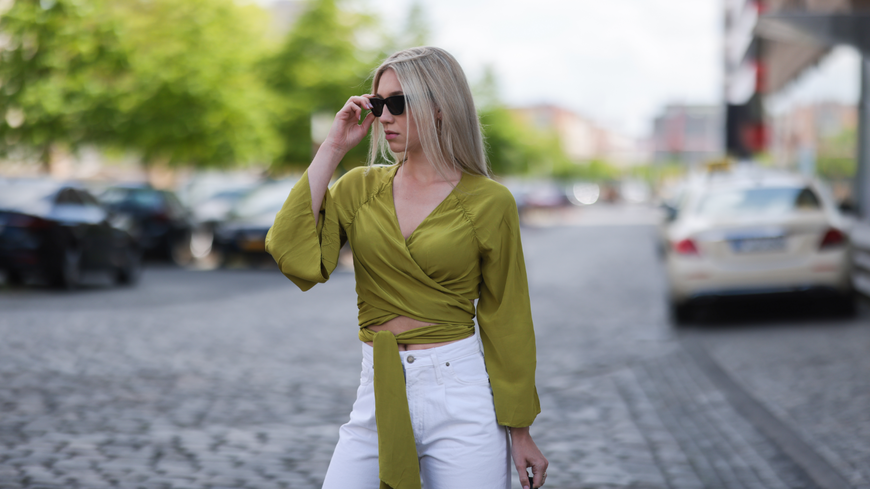 Outfits 2022: Wickelblusen sind perfekt für den Sommer – die 6 schönsten Modelle