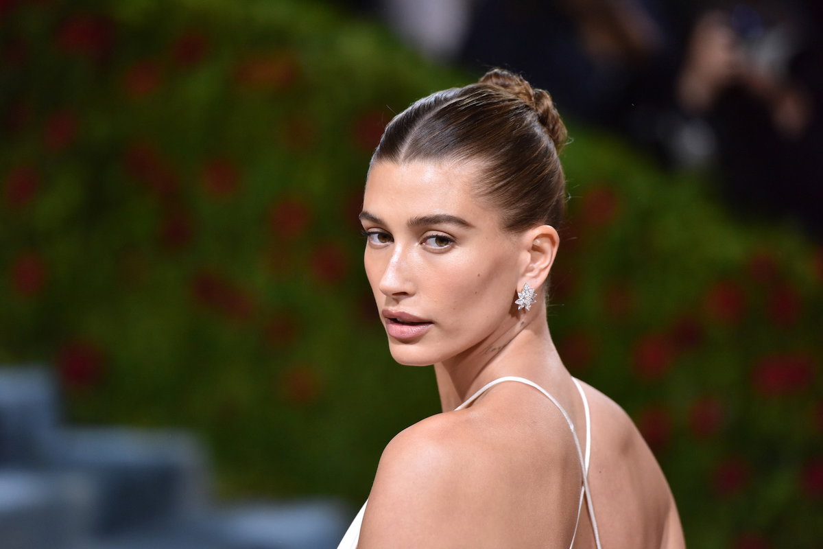 Hailey Bieber mit Sleek Bun
